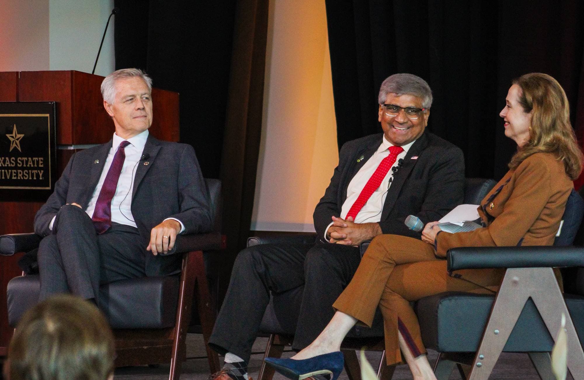 Ba người ngồi trò chuyện trên sân khấu tại sự kiện Texas Powered Innovation ở Texas State